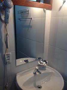 坎波斯杜若尔当松鼠旅馆的浴室水槽和镜子旁的吹风机