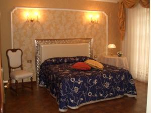 丰迪Il Glicine di Carmen的一间卧室配有一张床和一把椅子