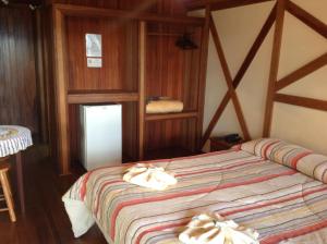坎波斯杜若尔当松鼠旅馆的一间卧室配有带毛巾的床