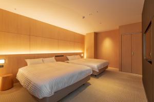 妙高Lime Resort Myoko的一间酒店客房,房间内设有两张床