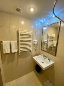 萨克德佐尔镇Alva Hotel & Spa的一间带水槽和镜子的浴室