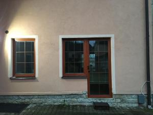 尼萨河畔亚布洛内茨Apartmán v Liliové的两扇窗户和一扇门位于大楼的一侧