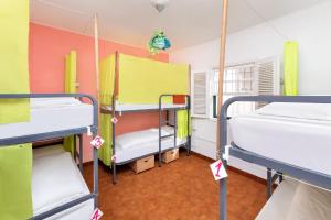 拉拉古纳Patio Hostel的一间房间,设有三张双层床