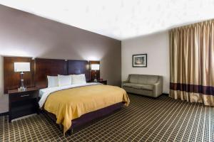 迈阿密国际机场克拉里奥套房酒店客房内的一张或多张床位