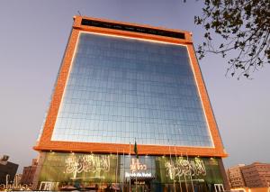 吉达Donatello Jeddah Hotel的一座高大的建筑,有很多窗户