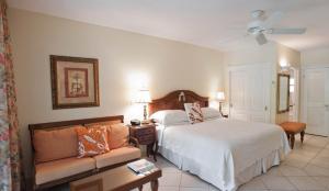 格雷斯湾皇家西印度群岛度假屋的酒店客房,配有床和沙发