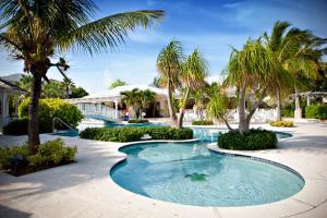 格雷斯湾皇家西印度群岛度假屋的度假村内棕榈树游泳池