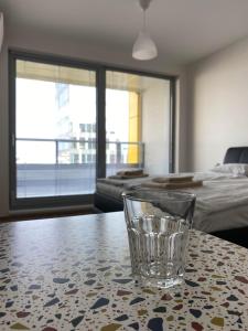 布拉格Apartment David O2 Arena Prague的坐在房间里桌子上的一杯玻璃杯