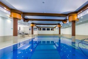 斯罗姆韦斯尼突破酒店的大楼内的一个蓝色海水游泳池