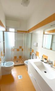 利多迪耶索罗Dainese Apartments, Casa Ester的浴室配有2个盥洗盆、卫生间和淋浴。