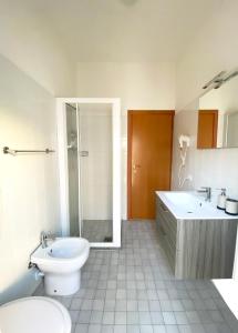 利多迪耶索罗Dainese Apartments, Casa Ester的浴室配有卫生间、盥洗盆和淋浴。