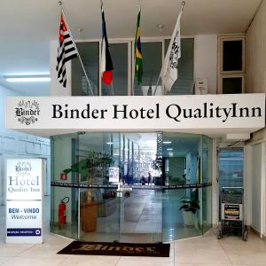 莫日-达斯克鲁济斯Hotel Binder Quality Inn的大楼内挂有旗帜的酒店标志