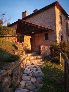 甘巴西泰尔梅Mommialla il Baluardo的前面有一条石头路的砖房