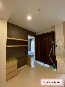 清迈Play Condo Chiang mai MAYA的一间设有黑色墙壁和淋浴的浴室