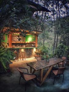 圣特雷莎盖丘亚生态山林小屋的酒吧前的桌椅