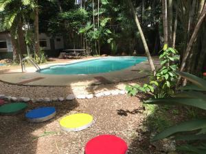 巴拿马城CulturaHumana Guesthouse的游泳池周围拥有五颜六色的踏步石