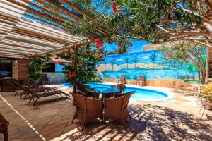 卡诺格布拉达佳蒂姆奥瑞克斯旅馆的一个带桌椅的庭院和一个游泳池