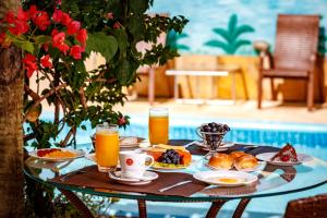 卡诺格布拉达佳蒂姆奥瑞克斯旅馆的一张桌子,上面有早餐食品和饮料