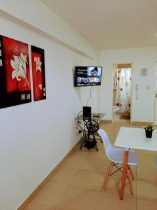 罗萨里奥Catamarca Río的客厅配有桌子和墙上的电视