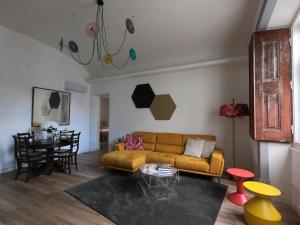 埃武拉Casa Eborim - SPHomes的客厅配有沙发和桌子