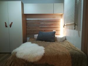 摩德纳迪-坎皮格里奥Appartamento Campiglio的一间卧室配有一张带枕头的床
