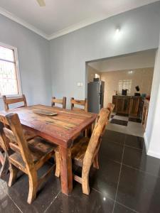 肯杜瓦Pumzika Kendwa Villa的一张木桌和椅子