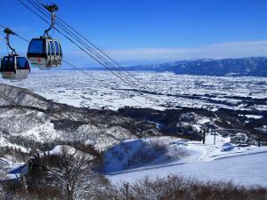 Fukumitsuguesthouse絲 -ito-ゲストハウスイト的滑雪缆车,飞越雪覆盖的山