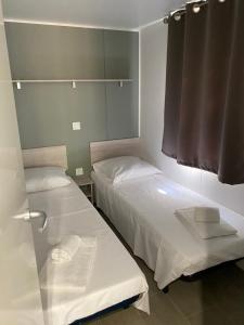 维琪奥港Palombaggia location i pini Porto Vecchio的小型客房 - 带2张床和窗户