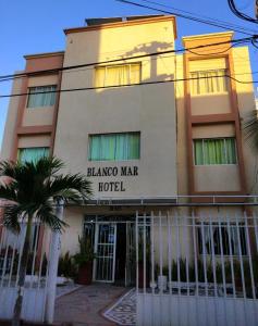 圣玛尔塔Blanco Mar Hotel的带有读取blaza mar酒店标志的建筑