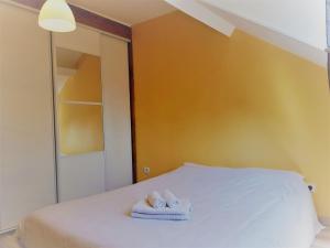阿姆博斯Calme & Cosy - Parking privé-Gare的一间卧室配有一张床,上面有两条毛巾