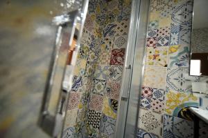 加利波利B&B Corte Casole的浴室墙壁上铺有彩色瓷砖