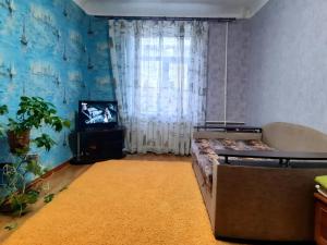 克洛佩夫尼茨基Большая Перспективная 46的一间设有床铺和电视的房间