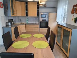 巴特申博恩维克利萨公寓的厨房配有一张带黄色圆圈的木桌