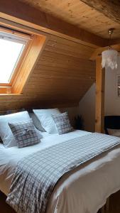 HengwillerLe Nid de Cigognes的卧室配有一张大白色床和窗户
