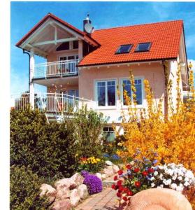 乌尔丁根-米赫尔霍芬ferien-domizil-schneider的一座红色屋顶的房子,还有一些鲜花