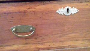 特乌拉达萨托比住宿加早餐旅馆的刀子旁木地板上的金属物体