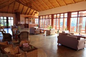 Ngorongoro Marera Mountain View Lodge的休息区