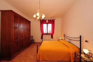 特拉西梅诺湖畔帕西尼亚诺阿格里图里斯莫玛提斯别墅酒店的一间卧室设有一张床和一个红色的窗户
