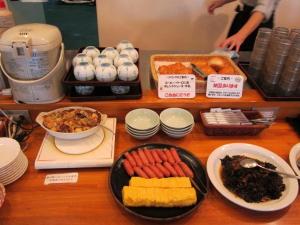 札幌札幌克拉克酒店的一张桌子上面有很多不同类型的食物