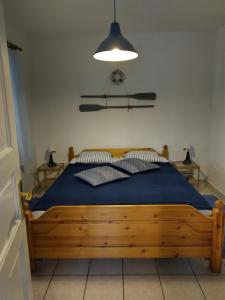 雷夫菲勒普Sirály Apartman的一间卧室配有一张带蓝色床单和光线的床。