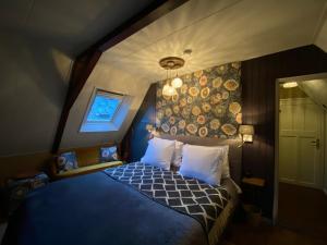 Hoogkarspel百子莲住宿加早餐旅馆的一间位于客房内的蓝色床卧室