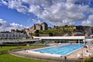 迪耶普Suite Melody double balnéo, home-cinéma, terrasse à Dieppe的一座带城堡的大型游泳池