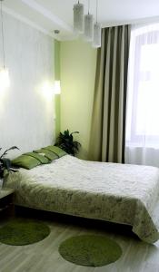 凯斯特海伊Diána Apartmanház的一间带床的卧室,位于带窗户的房间内