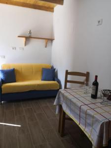 马斯卡Live Masca - Estudio casas morrocatana Tenerife的客厅配有黄色的沙发和桌子