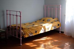 迪利然Ojakh的一张床上的黄色毯子,放在房间里