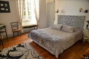 布尔日勒斯塔乐酒店的一间卧室配有一张床、一张书桌和一个窗户。
