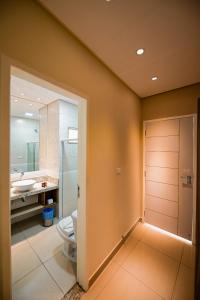 特里温福TRIUNFO PAPO HOTEL的一间带卫生间和水槽的浴室