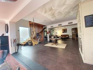 马林堡Monte Do Malhao - Art, Eco & Spa的大型客厅设有大型天花板。