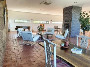 马林堡Monte Do Malhao - Art, Eco & Spa的客厅配有椅子和壁炉