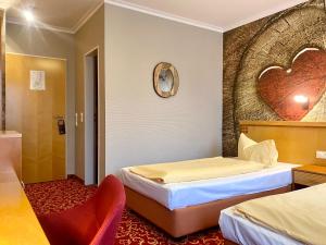 Querfurt奎弗尔特旅馆的酒店客房设有两张床和一面心墙
